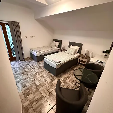 Pod Lesem بيت ضيافة موست